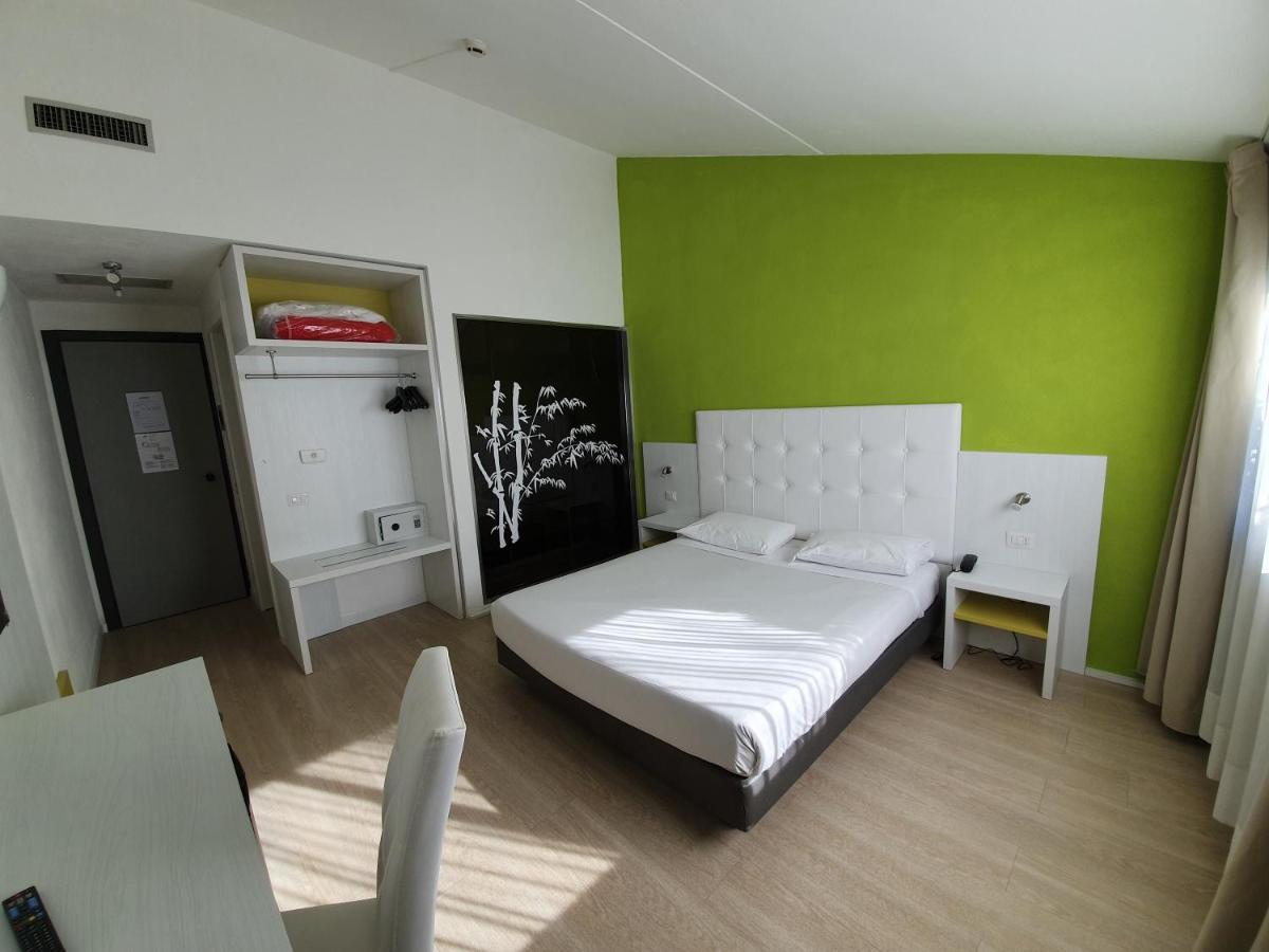 Green Hotel Motel Vergiate Eksteriør billede