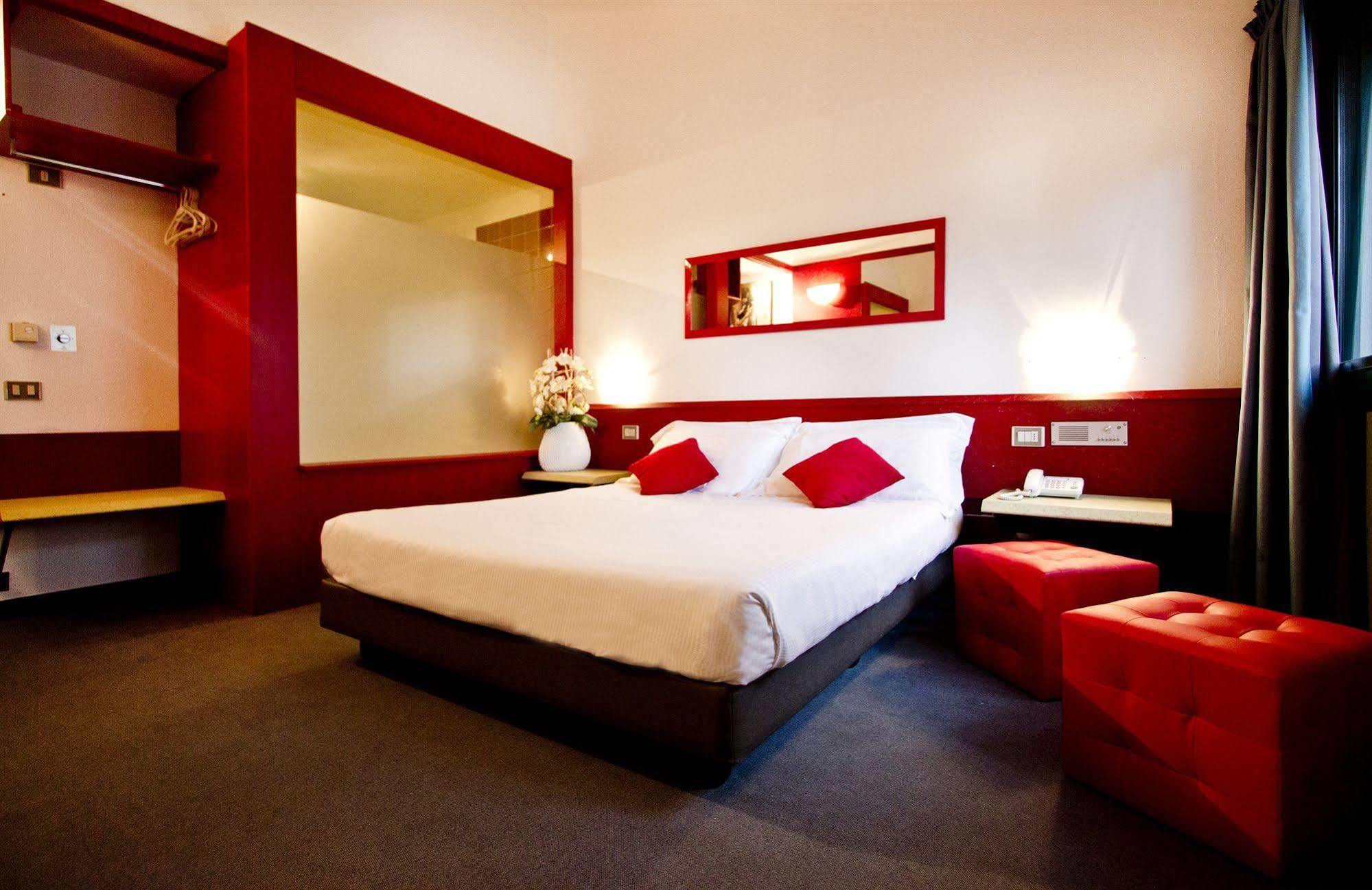 Green Hotel Motel Vergiate Eksteriør billede